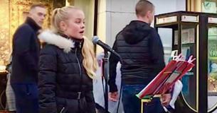 11-årig Elvis synger klassiker på gadehjørne 11-årig Elvis synger klassiker på gadehjørne