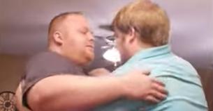 Un hombre le da a su hermano menor una sorpresa que le cambia la vida Un hombre le da a su hermano menor una sorpresa que le cambia la vida