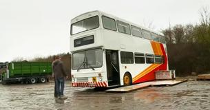 Single Father Purchases Old Bus And Converts It Into Gorgeous Home For Him And His Daughter Single Father Purchases Old Bus And Converts It Into Gorgeous Home For Him And His Daughter
