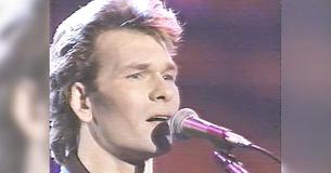 Patrick Swayze Begins To Sing And Crowd Goes Quiet – Gives Audience Goosebumps Patrick Swayze Begins To Sing And Crowd Goes Quiet – Gives Audience Goosebumps