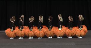 Des danseuses se transforment en kaléidoscope humain avec leur routine sur Des danseuses se transforment en kaléidoscope humain avec leur routine sur
