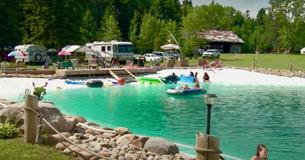Un homme construit une piscine de 300 000 gallons pour sa famille et le résultat est magnifique Un homme construit une piscine de 300 000 gallons pour sa famille et le résultat est magnifique