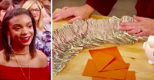 Tonåring sparar $5 sedlar som hon tjänar under ett år via hushållssysslor och får hela 12.000sek i slutet Tonåring sparar $5 sedlar som hon tjänar under ett år via hushållssysslor och får hela 12.000sek i slutet