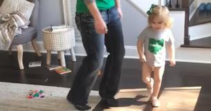 Adorable: una niña de 2 años le enseña a su papá a bailar la danza irlandesa Adorable: una niña de 2 años le enseña a su papá a bailar la danza irlandesa