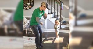 Una bebé le enseña a su padre los pasos del baile irlandés Una bebé le enseña a su padre los pasos del baile irlandés