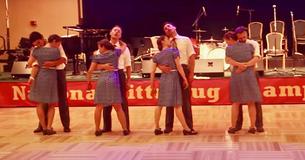 Vier paren stappen het podium op en stelen de show wanneer hun voeten beginnen te bewegen Vier paren stappen het podium op en stelen de show wanneer hun voeten beginnen te bewegen