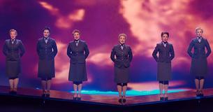 Women Perform WWII Classic Simply To Stun Audience As Special Guests Walk On Stage Women Perform WWII Classic Simply To Stun Audience As Special Guests Walk On Stage