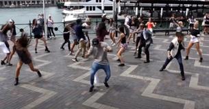 Dançarinos de breakdance fazem coreografia de 'Uptown Funk' e multidão se une calçadão para incrível flash mob Dançarinos de breakdance fazem coreografia de 'Uptown Funk' e multidão se une calçadão para incrível flash mob