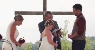 Novio interrumpe su ceremonia de bodas para hacerle una propuesta a su cuñada Novio interrumpe su ceremonia de bodas para hacerle una propuesta a su cuñada