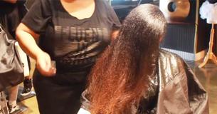 Va dal parrucchiere per sbarazzarsi dei suoi capelli danneggiati, ma lui finisce per tagliarglieli tutti Va dal parrucchiere per sbarazzarsi dei suoi capelli danneggiati, ma lui finisce per tagliarglieli tutti
