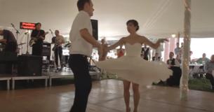 Recién casados asombraron al público con un una genial coreografía en su primer baile Recién casados asombraron al público con un una genial coreografía en su primer baile