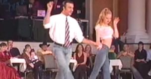 Eu ri quando esse casal ficou de pé para dançar, mas quando a música começou, eu me impressionei Eu ri quando esse casal ficou de pé para dançar, mas quando a música começou, eu me impressionei