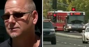 Motorista de ônibus sente que algo está errado com garotinho no fundo do ônibus, e ao ver seus sapatinhos vermelhos, percebe que ele foi sequestrado Motorista de ônibus sente que algo está errado com garotinho no fundo do ônibus, e ao ver seus sapatinhos vermelhos, percebe que ele foi sequestrado