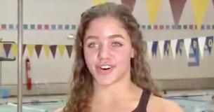 Eine Highschool Schwimmerin, die disqualifiziert wurde, weil ihr Badeanzug ihre Eine Highschool Schwimmerin, die disqualifiziert wurde, weil ihr Badeanzug ihre