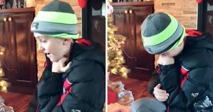 Menino encontra recém-nascida debaixo de árvore de natal e se emociona ao ler a camisa dela Menino encontra recém-nascida debaixo de árvore de natal e se emociona ao ler a camisa dela