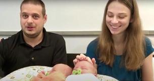 Eine schwangere Mutter hat eine Hausgeburt und merkt dann, dass ihr '6-Kilo-Baby' eigentlich Zwillinge sind Eine schwangere Mutter hat eine Hausgeburt und merkt dann, dass ihr '6-Kilo-Baby' eigentlich Zwillinge sind