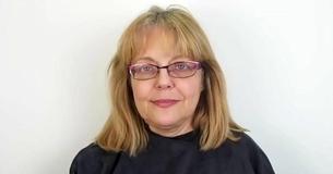 Woman Wants To Grow Out Her Gray Hair — Finds Out She Has Natural Curls During Makeover Woman Wants To Grow Out Her Gray Hair — Finds Out She Has Natural Curls During Makeover