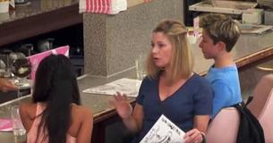 Clientes intervêm quando ouvem mãe maltratar a criança adotiva para favorecer o filho 'real' Clientes intervêm quando ouvem mãe maltratar a criança adotiva para favorecer o filho 'real'