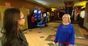 Les pide a los adolescentes que se callen en el cine, pero luego descubre que su madre la ha estado buscando Les pide a los adolescentes que se callen en el cine, pero luego descubre que su madre la ha estado buscando