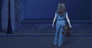 Taxi Drivers Find 4-Year-Old Girl Wandering Streets All Alone At Night Pushing Cart Full Of Toys Taxi Drivers Find 4-Year-Old Girl Wandering Streets All Alone At Night Pushing Cart Full Of Toys