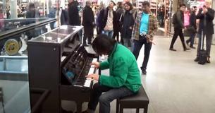 Guy Stops Passers-By In Their Tracks With His Atypical Version Of Church Hymn On The Piano Guy Stops Passers-By In Their Tracks With His Atypical Version Of Church Hymn On The Piano