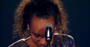 Tímida adolescente sorprende a todos con su impresionante interpretación de un clásico de Whitney Houston Tímida adolescente sorprende a todos con su impresionante interpretación de un clásico de Whitney Houston