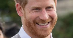 Der junge Prinz Philip und Prinz Harry sehen auf königlichen Fotos geradezu identisch aus Der junge Prinz Philip und Prinz Harry sehen auf königlichen Fotos geradezu identisch aus