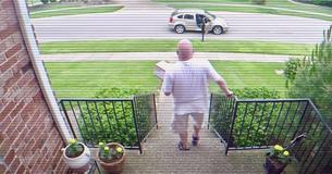 Homem se vinga de estranho que não parava de roubar suas encomendas em plena luz do dia Homem se vinga de estranho que não parava de roubar suas encomendas em plena luz do dia
