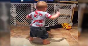 Baby hoort zijn favoriet liedje - zijn dansmoves doen kijkers lachen Baby hoort zijn favoriet liedje - zijn dansmoves doen kijkers lachen