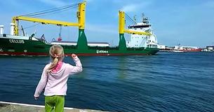 Young Girl Begs Massive Ship To Honk For Her — Viewers Have Watched Her Regret It Right Away Young Girl Begs Massive Ship To Honk For Her — Viewers Have Watched Her Regret It Right Away