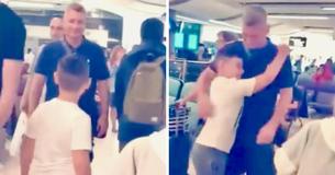 Gescheiden moeder gaat met haar kinderen op vakantie, opeens ziet de zoon zijn vader op de luchthaven Gescheiden moeder gaat met haar kinderen op vakantie, opeens ziet de zoon zijn vader op de luchthaven