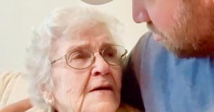 Grootmoeder wordt emotioneel wanneer ze haar kleinzoon vertelt hoeveel ze van hem houdt Grootmoeder wordt emotioneel wanneer ze haar kleinzoon vertelt hoeveel ze van hem houdt