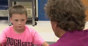 Un garçon a été victime de moqueries pour s'être habillé en rose le jour de la rentrée d'école, mais son professeur était là pour le défendre Un garçon a été victime de moqueries pour s'être habillé en rose le jour de la rentrée d'école, mais son professeur était là pour le défendre