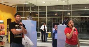 Dueto de padre e hija canta en el karaoke de un centro comercial y deja boquiabierta a la audiencia Dueto de padre e hija canta en el karaoke de un centro comercial y deja boquiabierta a la audiencia