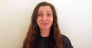Mulher corta 60 centímetros do cabelo para um visual novo e incrível Mulher corta 60 centímetros do cabelo para um visual novo e incrível