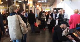Man’s Impromptu Boogie-Woogie Piano Concert At Airport In Brussels Draws Crowd And Becomes Hit On Internet Man’s Impromptu Boogie-Woogie Piano Concert At Airport In Brussels Draws Crowd And Becomes Hit On Internet