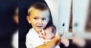 Big Brother Sets Out To Burp New Baby Sister And It's Melting People's Hearts Big Brother Sets Out To Burp New Baby Sister And It's Melting People's Hearts