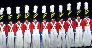 Thirty-Six Toy Soldiers Stand Still And Stun Crowd As They Make First Move Thirty-Six Toy Soldiers Stand Still And Stun Crowd As They Make First Move