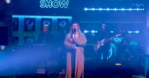 Kelly Clarkson Flawlessly Performs Amy Winehouse Version Of Classic Carole King Song Kelly Clarkson Flawlessly Performs Amy Winehouse Version Of Classic Carole King Song