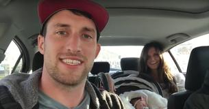 Casal esconde gravidez por meses, depois, aparecem na casa da família com bebezinha e filma as reações Casal esconde gravidez por meses, depois, aparecem na casa da família com bebezinha e filma as reações