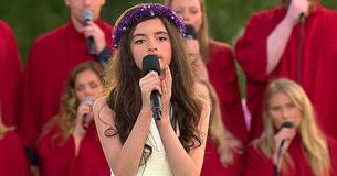 Una ragazza canta come Elvis - Gli spettatori non riescono a percepire la differenza mentre ascoltano a occhi chiusi Una ragazza canta come Elvis - Gli spettatori non riescono a percepire la differenza mentre ascoltano a occhi chiusi