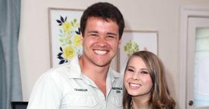 Pregnant Bindi Irwin Stages ‘Special Moment’ In Order To Recreate Parent’s Maternity Photo Pregnant Bindi Irwin Stages ‘Special Moment’ In Order To Recreate Parent’s Maternity Photo