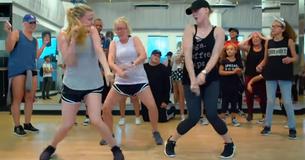 Piger deltager i dansetime - deres mødre springer ind i rutinen og stjæler showet Piger deltager i dansetime - deres mødre springer ind i rutinen og stjæler showet