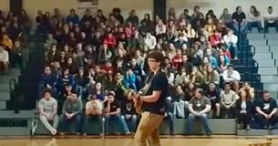 Stille student treedt op tijdens de talentenjacht van zijn school en imponeert het publiek met zijn cover van Ed Sheeran Stille student treedt op tijdens de talentenjacht van zijn school en imponeert het publiek met zijn cover van Ed Sheeran