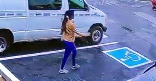 La manager osserva le telecamere di sorveglianza dopo che una donna senza fissa dimora ha terminato il suo colloquio di lavoro La manager osserva le telecamere di sorveglianza dopo che una donna senza fissa dimora ha terminato il suo colloquio di lavoro