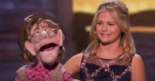 Simon kust pop Edna van Darci Lynne nadat ze hem een serenade bracht bij 'The Champions' Simon kust pop Edna van Darci Lynne nadat ze hem een serenade bracht bij 'The Champions'