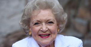 Betty White si prepara al suo 99° compleanno, in un'intervista rivela che 'Il senso dell'umorismo' la mantiene giovane Betty White si prepara al suo 99° compleanno, in un'intervista rivela che 'Il senso dell'umorismo' la mantiene giovane