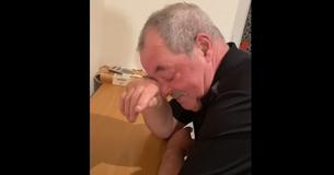 Vader in tranen als zijn zoon hem vertelt dat hij zijn hele hypotheek heeft afbetaald Vader in tranen als zijn zoon hem vertelt dat hij zijn hele hypotheek heeft afbetaald