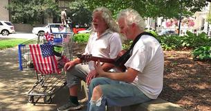 Un hombre sin hogar toca la melodía de 'Hallelujah', y cuando su compañero comienza a cantar, la gente queda boquiabierta Un hombre sin hogar toca la melodía de 'Hallelujah', y cuando su compañero comienza a cantar, la gente queda boquiabierta