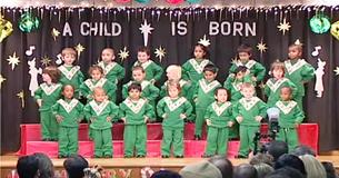 Publiek wacht vol spanning op kinderoptreden en wordt helemaal lyrisch als ze met hun lichaam beginnen te schudden Publiek wacht vol spanning op kinderoptreden en wordt helemaal lyrisch als ze met hun lichaam beginnen te schudden